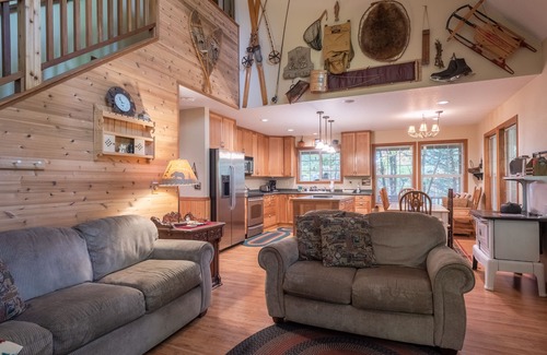 Rhododendron Cabin | Stay before 9/28 get the 3RD night FREE! Hot tub, river access A/C