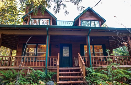 Rhododendron Cabin | Stay before 9/28 get the 3RD night FREE! Hot tub, river access A/C