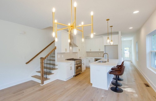 South Nashville House | Stay Nashville! Minutes to downtown Nashville! Fenced parking&yard.Pet friendly.