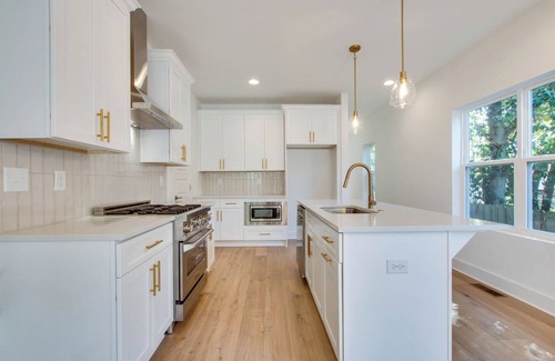 South Nashville House | Stay Nashville! Minutes to downtown Nashville! Fenced parking&yard.Pet friendly.