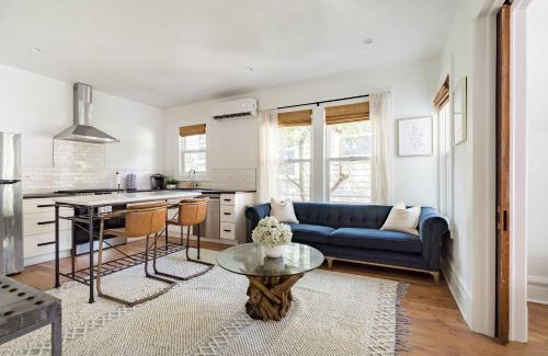 Uptown Apartment | Stay Portland - The Câlin Suite - Posh Local Boutiques & Eateries