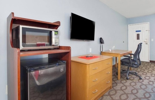 Ingleside Hotel | Stay Steps from Texas Aquarium + Outdoor Pool & Free Breakfast