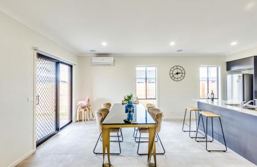 Wyndham Vale House | StayAU Charming 4BR Retreat in Wyndham Vale