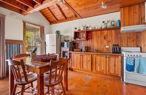 Badger Creek Cabin | StayAU The Loft 1BR Rustic Picturesque Cottage