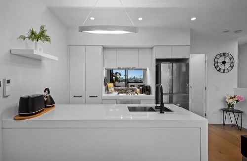 Northcote Apartment | StayCentral - Northcote Townhouse with Study - Campbell Grove, Northcote - 2 Bedrooms, 3 Beds, 2 Bathrooms, 1 secure undercover parking spot.