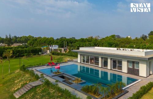 Taoru Villa | StayVista at Aarna Estate with library, lawn