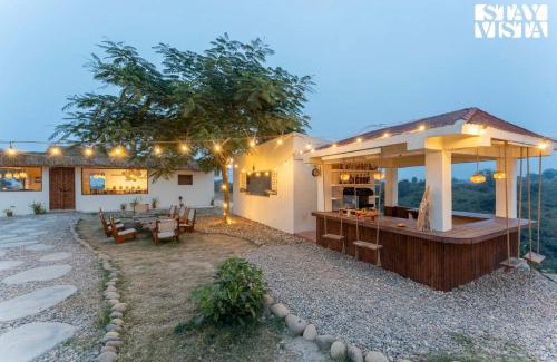 Una Villa | StayVista at Artisanal Heights with Jacuzzi and Infinity Pool