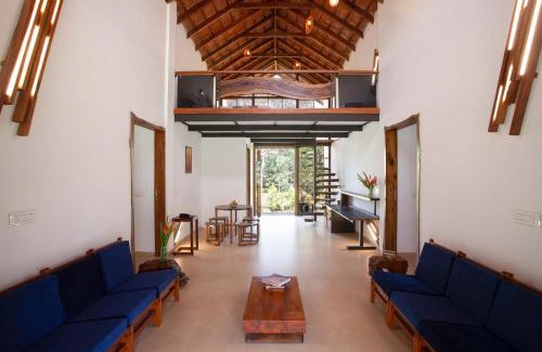 Vastare Villa | StayVista at Cedar - Strelitzia 2BHK with Breakfast and Jacuzzi