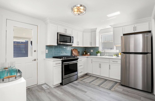 Fairfield House | Steps away from the beach -updated 4bd/2 bath beach house with guest house