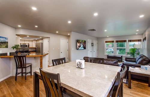 Redlands House | Steps away from golf course, monument and trails with spa and amazing views