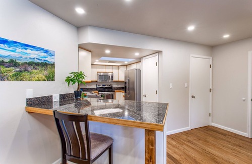 Redlands House | Steps away from golf course, monument and trails with spa and amazing views