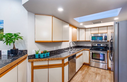 Redlands House | Steps away from golf course, monument and trails with spa and amazing views