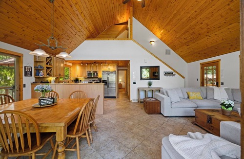 Sudden Valley Ski Chalet | Steps from the Lake - large groups & pets welcome!