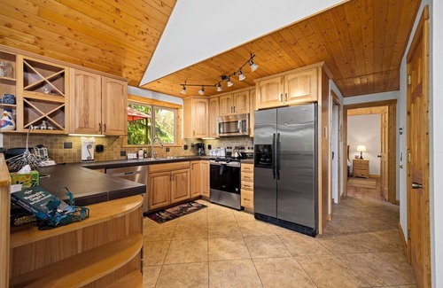 Sudden Valley Ski Chalet | Steps from the Lake - large groups & pets welcome!