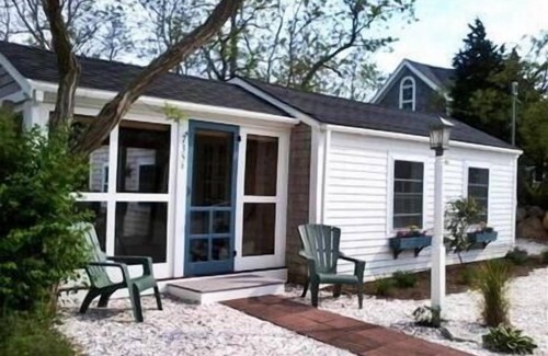 Campground Landing Cottage | Steps To Bay at Campground Beach, A/C, Heat,Wifi, Outdoor Shower, Gas Grill