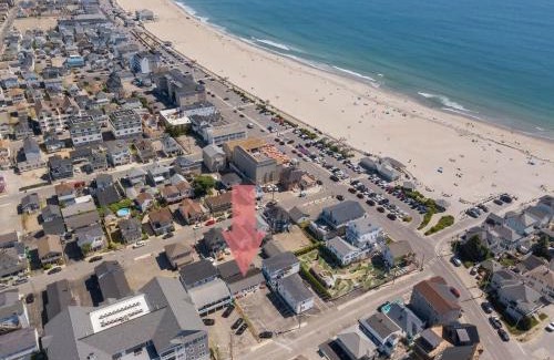 Hampton Apartment | Steps to Beach Fully Renovated Sleeps 6