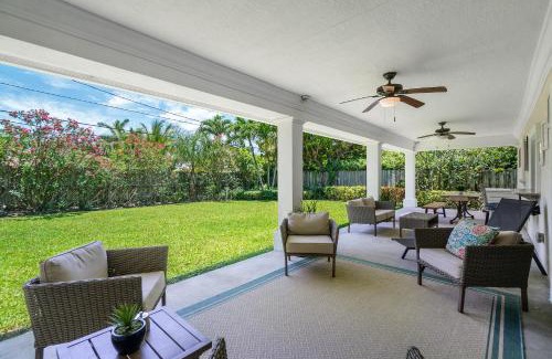 Singer Island House | Steps to Beach! Luxe Stay-Chef's Kitchen and Lanai