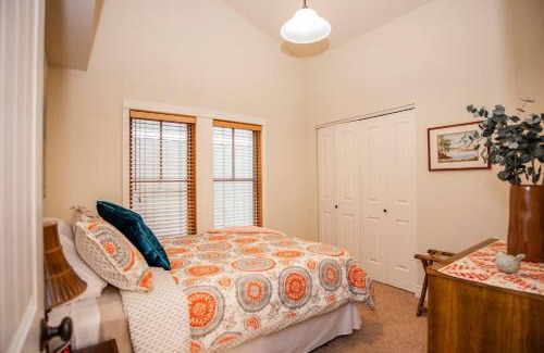 Sisters House | Steps to Downtown & Amazing Views-Hot Tub/Pool/AC