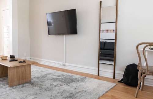 Roscoe Village Apartment | Steps to Shop, Eat, Train | Easy Access | Zencity