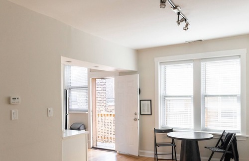 Roscoe Village Apartment | Steps to Shop, Eat, Train | Easy Access | Zencity