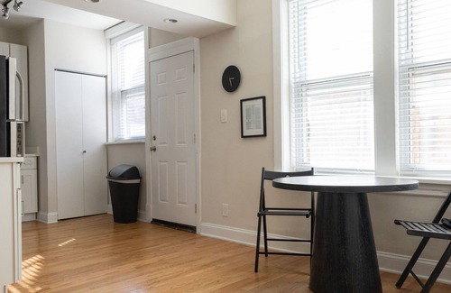 Roscoe Village Apartment | Steps to Shop, Eat, Train | Easy Access | Zencity