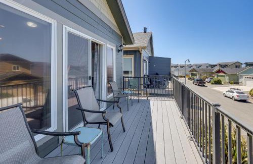 Gold Beach House | Steps to Shore Home with Hot Tub in Gold Beach