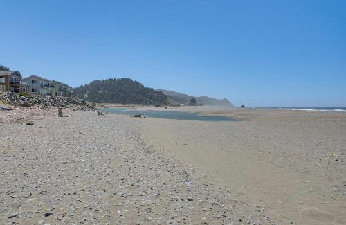 Gold Beach House | Steps to Shore Home with Hot Tub in Gold Beach