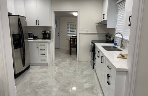 Wasaga Beach Cottage | Steps to the Beach & Minutes to the Mountains!