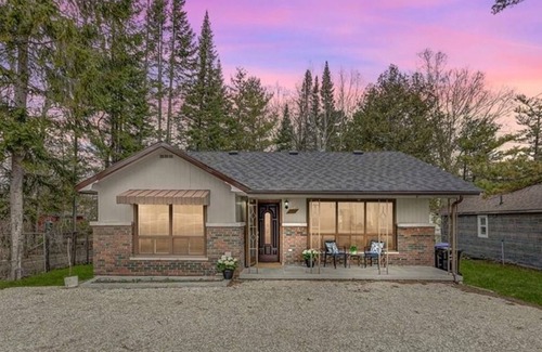 Wasaga Beach Cottage | Steps to the Beach & Minutes to the Mountains!