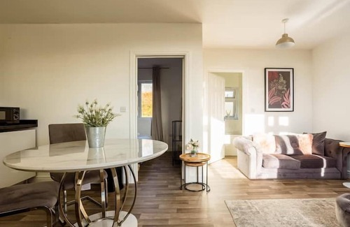 Blandford Saint Mary Cottage | STILLNESS - SLEEPS 2 | HOT TUB | BBQ | PETS ALLOWED | WI-FI | SECLUDED PATIO