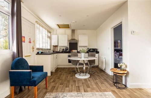 Blandford Saint Mary Cottage | STILLNESS - SLEEPS 2 | HOT TUB | BBQ | PETS ALLOWED | WI-FI | SECLUDED PATIO