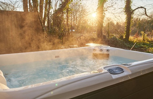 Blandford Saint Mary Cottage | STILLNESS - SLEEPS 2 | HOT TUB | BBQ | PETS ALLOWED | WI-FI | SECLUDED PATIO