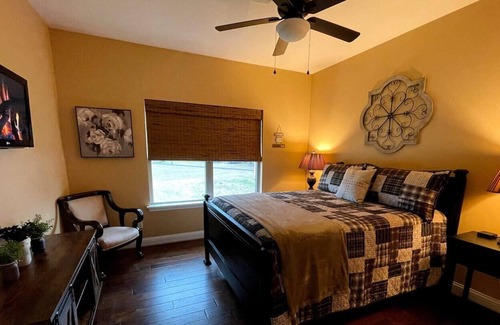 Yantis House | Stilt house on Lake Fork- Relax & Enjoy our amenities