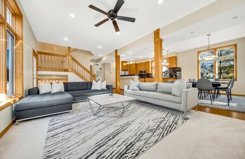 Chanhassen House | ★STONE CREEK★ MODERN LUXE HOME★MINNEAPOLIS SUBURBS★TWIN CITIES★LAKES★