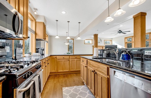 Chanhassen House | ★STONE CREEK★ MODERN LUXE HOME★MINNEAPOLIS SUBURBS★TWIN CITIES★LAKES★