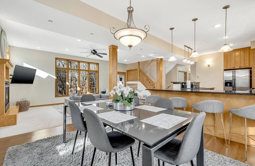 Chanhassen House | ★STONE CREEK★ MODERN LUXE HOME★MINNEAPOLIS SUBURBS★TWIN CITIES★LAKES★