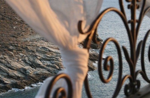 Pisses Villa | Stone Flower