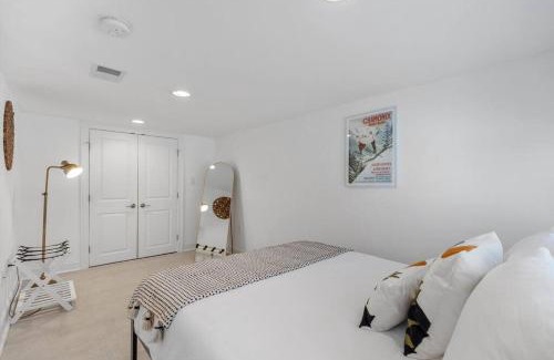 Kingman Park Apartment | Stone's Throw from Capitol Hill Free Parking