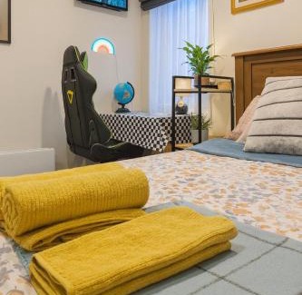 Rolleston House | Stonebrook Haven - stylish suite near airport with Pvt Bath and free Parking