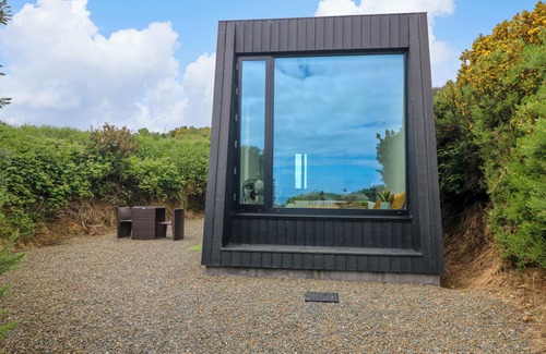 Gorey Cottage | STORMCHASER, romantic, with a garden in Ballymoney, County Wexford