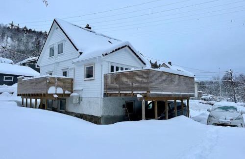 Fana House | Stort, koselig hus i naturområde