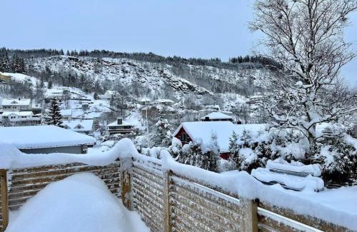 Fana House | Stort, koselig hus i naturområde