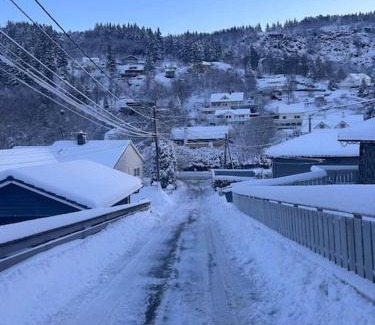 Fana House | Stort, koselig hus i naturområde