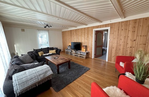 Lillehammer House | Stort Koselig hus Sentralt i Lillehammer, Perfekt Kombinasjon av Naturen og Byen