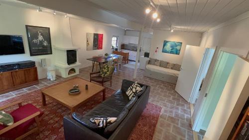 Hollviken Apartment | Stort rymligt boende med två sovrum och pentry i lantlig miljö