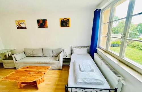 Stotteritz Apartment | Stötteritz Holiday Apartment - 3 Rooms - 6 People - 5 beds - Balcony - Great public transport 11 minutes to the city