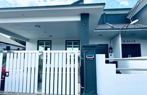 Kampung Raya Rawa House | Strategic Location SH 92 Homestay