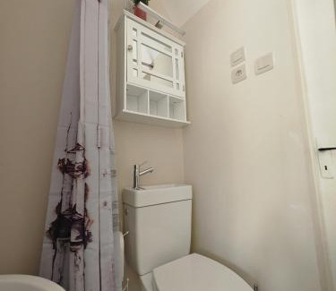 Plessis-le-Roi House | STUDETTE LA ROSÉE ABONDANTE Non-fumeur, 45 min de Paris, 10m2, indépendante, cosy, apaisante, mobiliers convertible, WiFi, TV, kitchenette, sanitaires inclus visibles dans la même pièce, mini terrasse, jardin, canapé-lit 120x180, 1 à 2 pers gabarit moyen