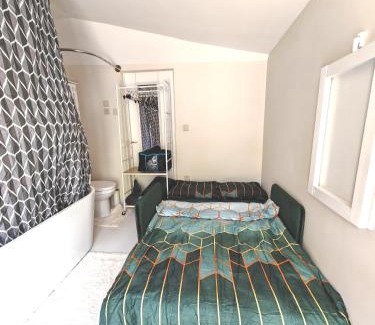 Plessis-le-Roi House | STUDETTE LA ROSÉE ABONDANTE Non-fumeur, 45 min de Paris, 10m2, indépendante, cosy, apaisante, mobiliers convertible, WiFi, TV, kitchenette, sanitaires inclus visibles dans la même pièce, mini terrasse, jardin, canapé-lit 120x180, 1 à 2 pers gabarit moyen