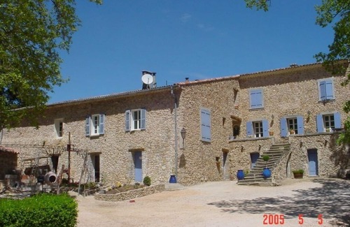 Signes Apartment | Studio 5 in a charming building, swimming pool in the middle of vineyards